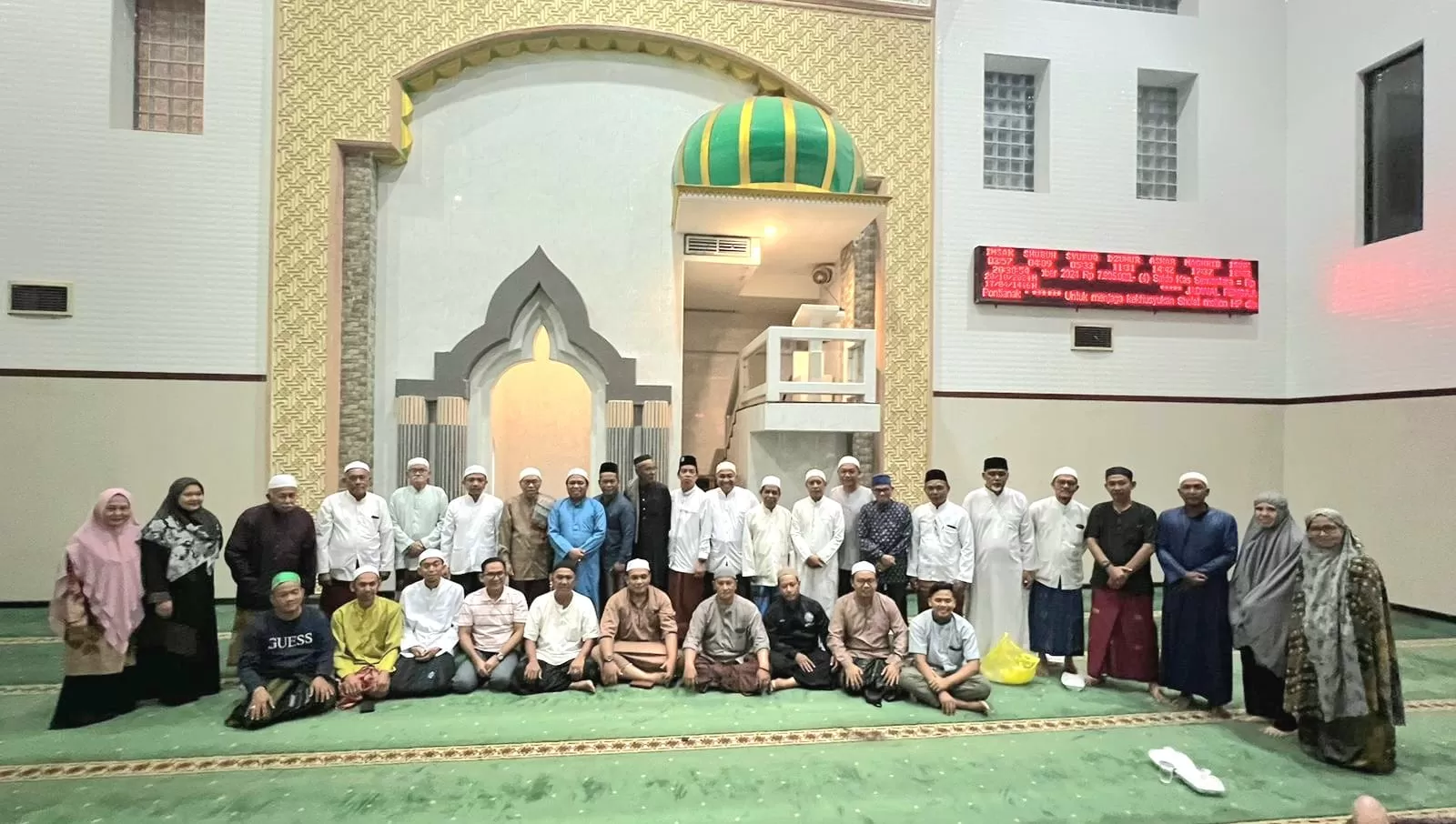 Jamaah berfoto bersama di dalam masjid, dari galeri IMMASJID